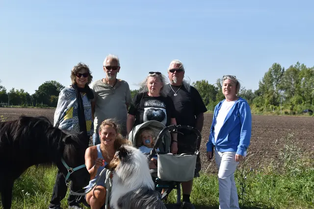 Margot Koderhold-Kisling, Eduard Koderhold, Ines Levy, Rafael Levy (im Kinderwagen), Ursula Obermeier, Johannes Leiss und Stefanie Haslinger führen die Bürgerinitiative an. | Foto: Preineder
