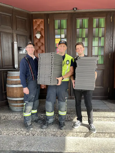 Pizzen für die Feuerwehr Waidhofen/Thaya: Markus Koller, Christian Bartl und Bernhard Zimmerl (v.l.) | Foto: FF Waidhofen/Thaya