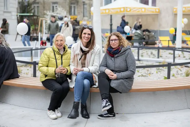 Die Stimmung war gut bei der Eröffnung der Altgasse. Die neuen Bankerln wurden schon fleißig genutzt. | Foto: René Brunhölzl