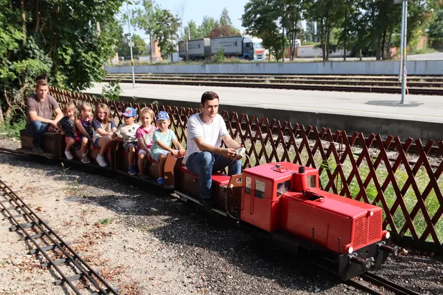 Diplomingenieur Johannes Strommer steuert seine Eigenbau-Lokomotive persönlich. Ganz hinten ein "echter" ÖBB-Lokführer, Christoph Vlasek. | Foto: Manfred Wlasak