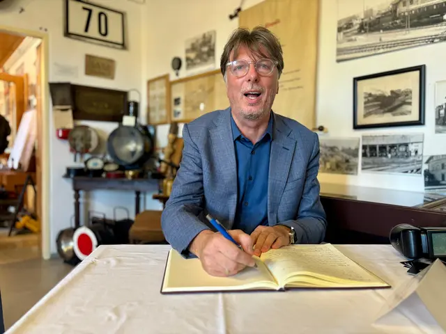 Ein Eintrag in das Gästebuch war für Bürgermeister Göd selbstverständlich. | Foto: Markus Kahrer