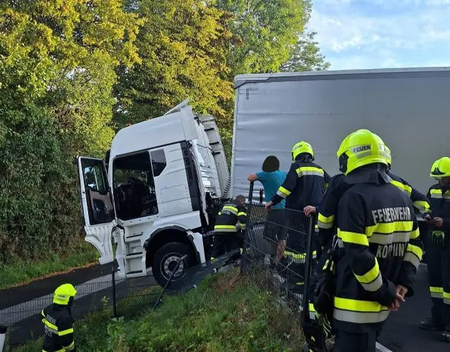 Feuerwehrleute aus Söding, Köppling und Ligist sicherten den LKW. | Foto: FF Köppling