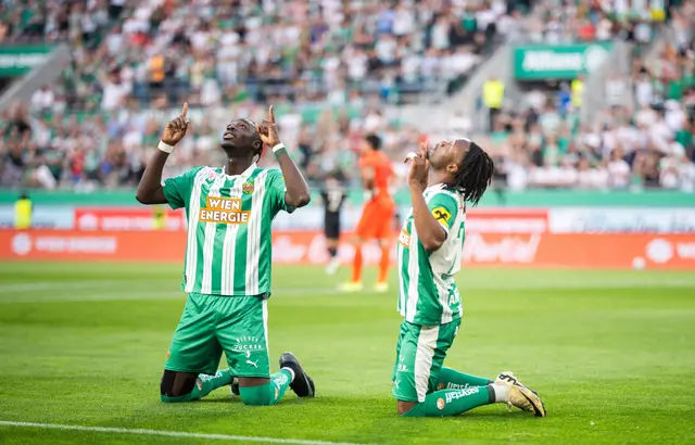 Serge-Philippe Raux Yao (l.) und Claudy Mbuyi feiern das 1:0 am Donnerstag. | Foto: GEORG HOCHMUTH / APA / picturedesk.com