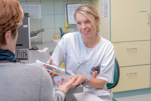 Die Diabetesambulanz des LKH Weiz wird wie die Internistische Fachambulanz, die Schrittmacherambulanz und die Herzinsuffizienzambulanz nun als Bestellambulanz geführt. DGKP Stefanie Schopper und ihre Kolleginnen und Kollegen betreuen die Patientinnen und Patienten zum bestellten Termin. | Foto: LKH Weiz/Rene Strasser