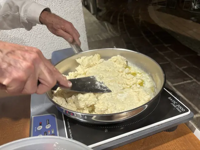 Der Teig wird in einer unbeschichteten Pfanne mit geschmolzener Butter flach gedrückt. | Foto: Nicole Hettegger
