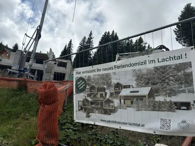 Am Fuße des Lachtals entstehen weitere Chalets. | Foto: Verderber
