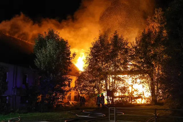Flammenmeer in Sipbachzell: Ein altes Sägewerk hatte Feuer gefangen und brannte komplett ab: 13 Feuerwehren konnten Schlimmeres verhindern. Sie wurden vom Roten Kreuz unterstützt. | Foto: laumat.at
