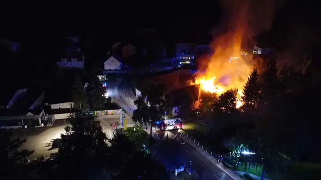 Flammenmeer in Sipbachzell: Ein altes Sägewerk hatte Feuer gefangen und brannte komplett ab: 13 Feuerwehren konnten Schlimmeres verhindern. Sie wurden vom Roten Kreuz unterstützt. | Foto: laumat.at