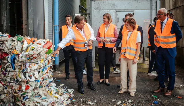 Harald Höpperger (links) führte EU-Kommissarin Jessika Roswall, LH Anton Mattle und Staatssekretärin Barbara Eibinger-Miedl durch die modernisierte Sortieranlage in Pfaffenhofen. | Foto: Höpperger Umweltschutz