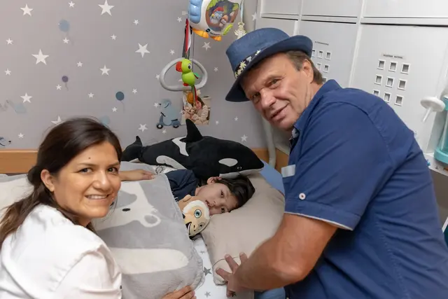 Um Geld für den schwer behinderten Raphael zu sammeln, hat Eventmanager Thomas Hetlinger (r.) eine Spendenaktion ins Leben gerufen. | Foto: Christine Fröschl