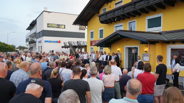 Unzählige Interessierte versammelten sich bei der Infoveranstaltung vor dem Pichlingerhof in Söding-St. Johann, um über den aktuellen Stand der "B70 neu" informiert zu werden. | Foto: MeinBezirk/Justin Schrapf