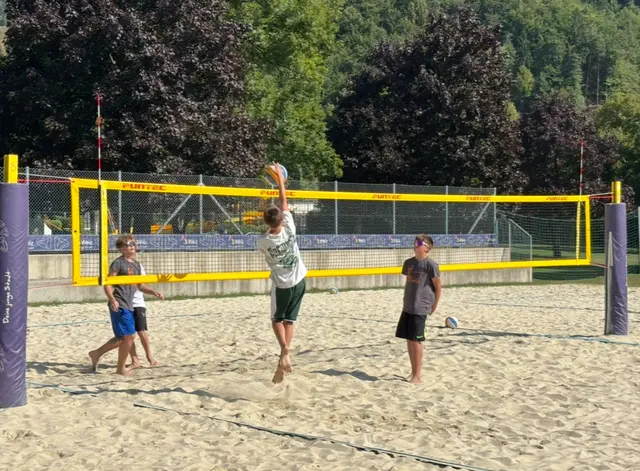 Auch dieses Jahr wieder wurde das Beachvolleyballcamp vom VBC Weiz im Schwimmbad veranstaltet. | Foto: MeinBezirk / Leonie Herrmann