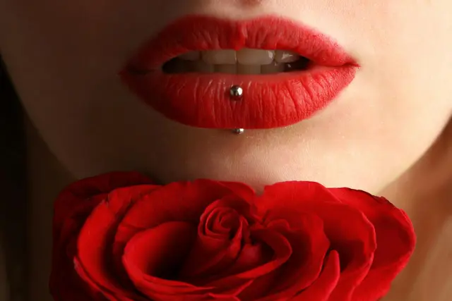 Piercings können mehr als dekorativ sein – sie sind Ausdruck von Persönlichkeit, Emotionen und Selbstgestaltung. | Foto: Pexels