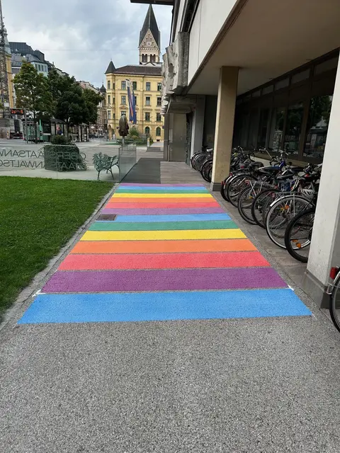 Symbolischer Regenbogen vor dem Oberlandesgericht Innsbruck. | Foto: Oberlandesgericht Innsbruck