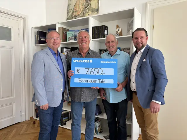 Bürgermeister Johannes Waidbacher, Tafel-Mitarbeiter Alfred Delhaye und Obmann Konrad Prommegger, Sparkassen-Filialleiter Sebastian Zechmeister (v. l.). | Foto: Stadtamt Braunau