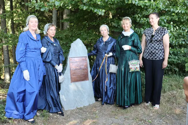 Durch die Wolfsberger Bürgerfrauen wurde die Gedenktafel für Gerhart Ellert am Kärntner Dichterweg erneuert. | Foto: Wolfsberger Bürgerfrauen