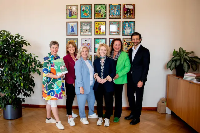 Bundesministerin zu Besuch in Salzburg: v.l.: Alexandra Schmidt, Frauenbeauftragte; Gemeinderätin Gabriele Venditto-Wagner; Andrea Brandner, Sozialstadträtin; Eva-Maria Holzleitner, Bundesministerin für Frauen; Karin Dollinger, Landtagsabgeordnete; Patrick Pfeifenberger, Abteilungsvorstand Soziales | Foto: Stadt Salzburg/Rocio Escabosa