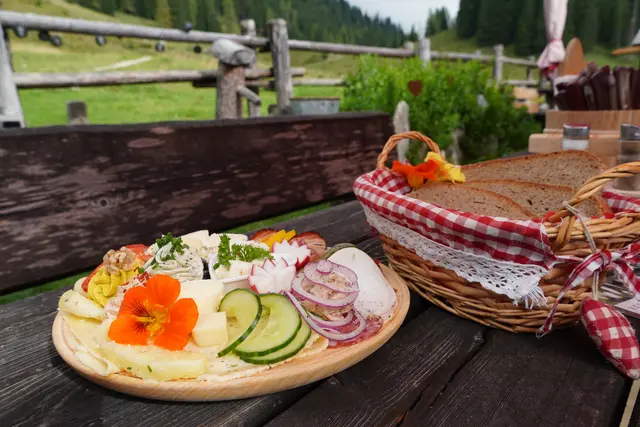 Kulinarik steht bei der Bauernhofroas im Mittelpunkt. | Foto: Nicole Hettegger
