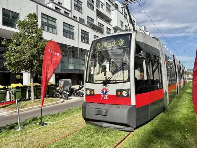 Die Jungfernfahrt gab es für die neue 12er Bim. | Foto: Marlene Graupner/MeinBezirk