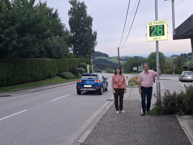 Bürgermeisterin Barbara Payreder und Vizebürgermeister Manfred Nenning setzten sich für mehr Verkehrssicherheit ein. Bereich "Stiedl-Kreuzung": Pabneukirchen-Perg-Königswiesen-St. Georgen Walde.  | Foto: Robert Zinterhof