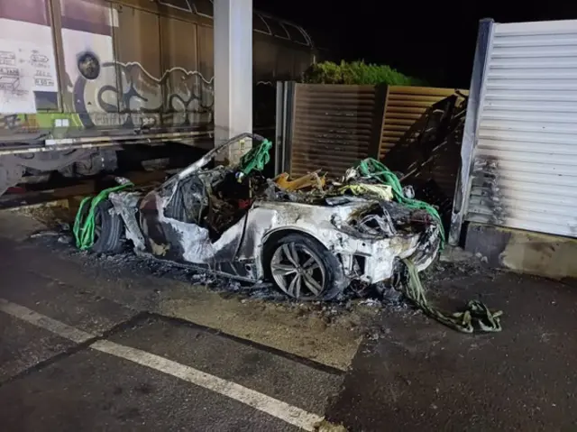 Als es zur Kollision kam, fing der Pkw sofort an zu brennen. | Foto: Tafrent