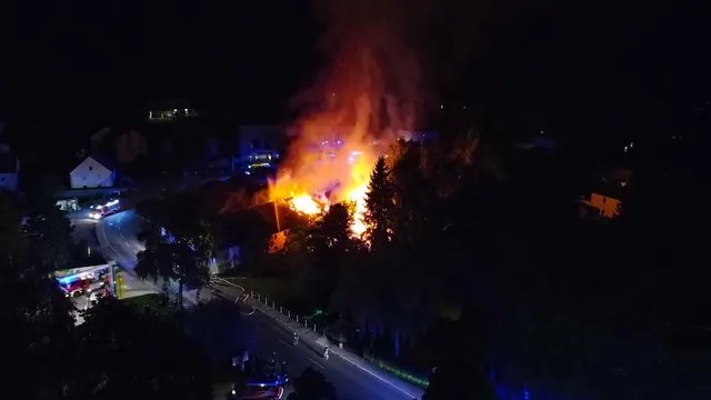 Flammenmeer in Sipbachzell: Ein altes Sägewerk hatte Feuer gefangen und brannte komplett ab: 13 Feuerwehren konnten Schlimmeres verhindern. Sie wurden vom Roten Kreuz unterstützt. | Foto: laumat.at