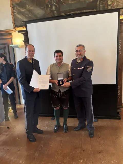Bürgermeister Christoph Schragl erhielt ein Anerkennungszeichen der LPD OÖ durch BPK Gerhard Steiger (l.) und dem Personalabteilungsleiter Günter Tischlinger (r.). | Foto: MeinBezirk/Kerstin Müller