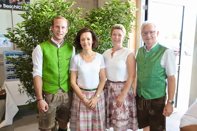 Michaela Mock (2. v. li.) mit dem Gemeindevorstand der Gemeinde Hartl rund um Bgm. Hermann Grassl (r.). | Foto: Alfred Mayer