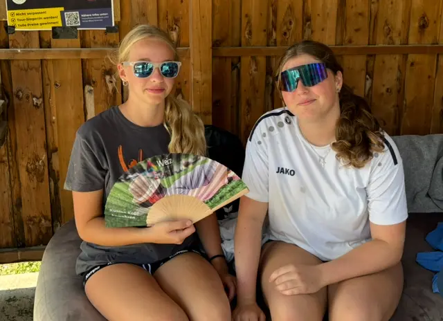 Zwei der gesamt 22 Schülerinnen, die am Beachvolleyballcamp teilnahmen. | Foto: MeinBezirk / Leonie Herrmann