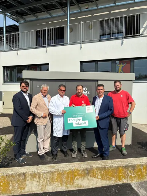 v.l.n.r. stellv. REHAB-Zentrum Geschäftsführer Ario Marzban, Architekt Willibald Eigner, Primar Thomas Kienbacher, Netz NÖ Projektleiter Gregor Mayerhofer, Bgm. Peter Eisenschenk, Netz NÖ Techniker Roland Zalubil
 | Foto: Netz NÖ