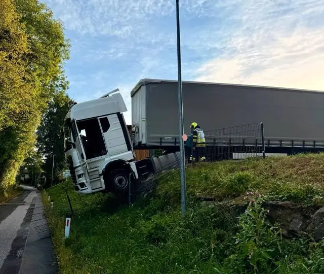 Es sah spektakulär aus, als der LKW über den Parkplatz hinausgerollt war. | Foto: FF Söding