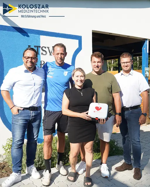 Die offizielle Übergabe fand im Beisein von Robert Reichl (Obmann Fußballverein Wöllersdorf-Steinabrückl), Bürgermeister Florian Pfaffelmaier und Marco Sodomka, Vertriebsleiter der Koloszar Medizintechnik GmbH, statt.
| Foto: KMT