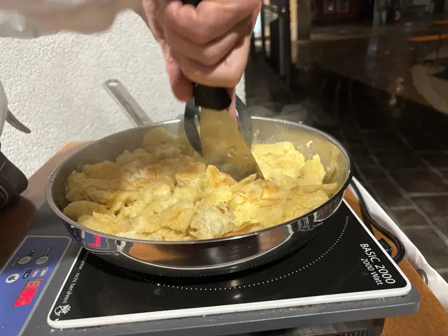 Wurde der Teig auf beiden Seiten goldbraun angebraten, erfolgt das Zerstückeln mit einem Muaser oder Spachtel. | Foto: Nicole Hettegger