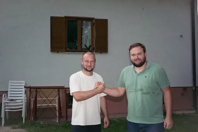 Krisen verbinden: Kenneth Hofer und Markus Eder (r.) halfen einander beim Hochwasser 2024 und auch in der Nachbarschaft. | Foto: Santrucek