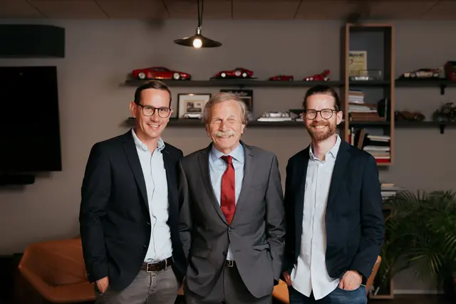 Das Autohaus Prügger feiert Firmengründer Jakob Prügger (M.), mit Söhnen Matthias (l.) und Lukas (r.): „Seit über 8 Jahren schreiben meine Söhne die Unternehmensgeschichte in der Geschäftsführung mit. Ich fokussiere mich auf mein Business mit Sportfahrzeugen.“ | Foto: Daniel Kindler