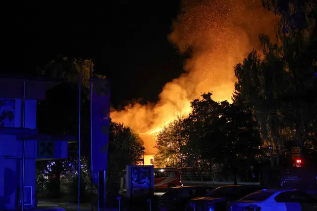 Flammenmeer in Sipbachzell: Ein altes Sägewerk hatte Feuer gefangen und brannte komplett ab: 13 Feuerwehren konnten Schlimmeres verhindern. Sie wurden vom Roten Kreuz unterstützt. | Foto: laumat.at