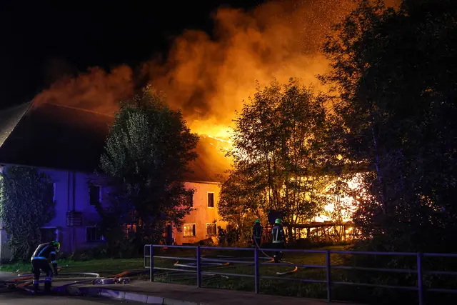 Flammenmeer in Sipbachzell: Ein altes Sägewerk hatte Feuer gefangen und brannte komplett ab: 13 Feuerwehren konnten Schlimmeres verhindern. Sie wurden vom Roten Kreuz unterstützt. | Foto: laumat.at