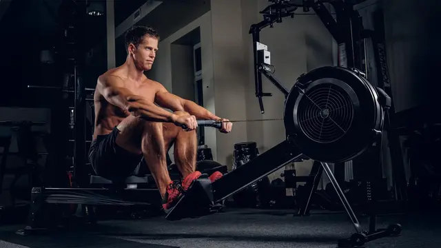 Daniel Witzl – Personal Trainer in Wien. Individuelle Sportrehabilitation &amp; Fitness nach Verletzungen. Online oder vor Ort mit ViennaFitPro.     | Foto: freepik.com