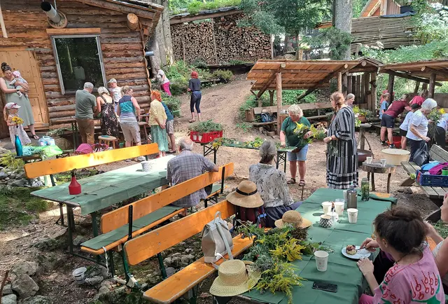 Reges Treiben am Flecknerhof  am Tag des Buschen Bindens - dazu gibt es auch Kaffee und Kuchen - mitten im Wald.  | Foto: © Schwaighofer