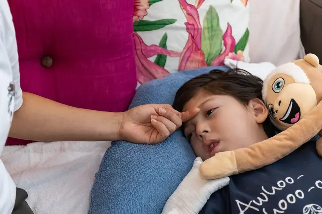 Aufgrund seiner schweren Behinderung benötigt der kleine Raphael viel Unterstützung. | Foto: Christine Fröschl