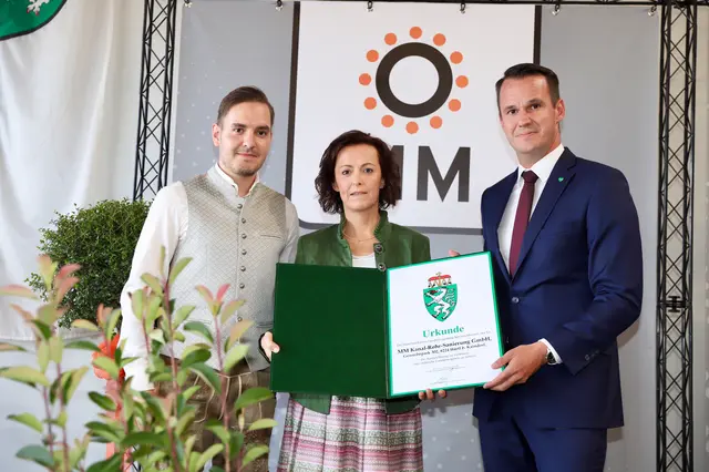 Landesrat Stefan Hermann überreichte die Urkunde an Michaela Mock und Sohn Matthias. | Foto: Alfred Mayer
