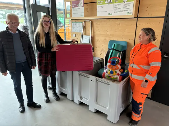Vermeintlicher Müll wird wieder brauchbar gemacht: Alexandra Taberhofer, Helmut Prade (beide Abfallwirtschaftsverband) und Linda Hansen (Pro Mente) im Re-Use-Shop im Ressourcenpark Hönigsberg. | Foto: Hackl