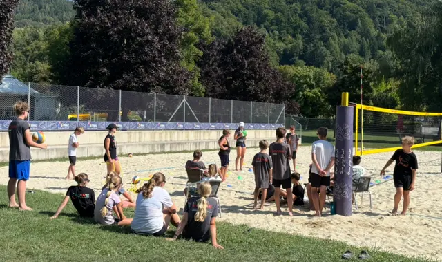 Die Trainerinnen und Trainer vermittelten den Schülerinnen und Schülern sowohl technisches als auch praktisches Wissen | Foto: MeinBezirk / Leonie Herrmann