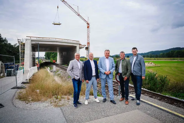 Besichtigung des Überführungsbauwerks über die Mattigtalbahn mit den drei FPÖ-Ortsparteiobleuten der betroffenen Gemeinden (v. l.): Günter Sieberer, Uwe Bauchinger, Günther Steinkellner, David Schießl und Andreas Lutsch. | Foto: Daniel Scharinger/Land OÖ