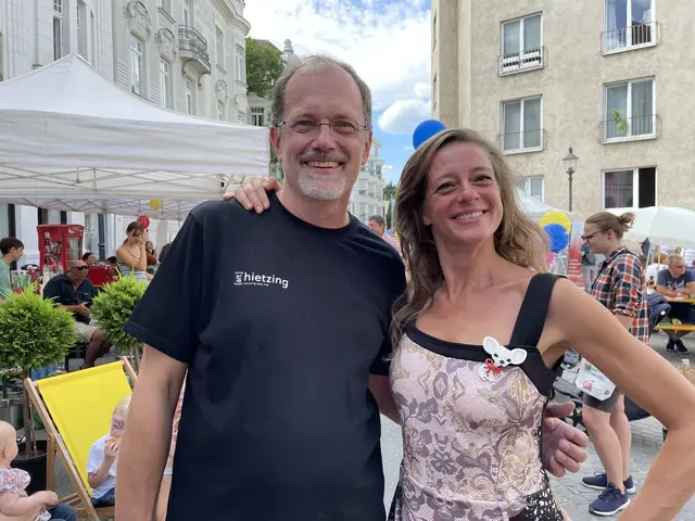 Georg Fuchs, Obmann vom "Einkaufsgrätzl Althietzing", mit Mel Merio beim vergangenen Bezirksfest. | Foto: Lisa Kammann