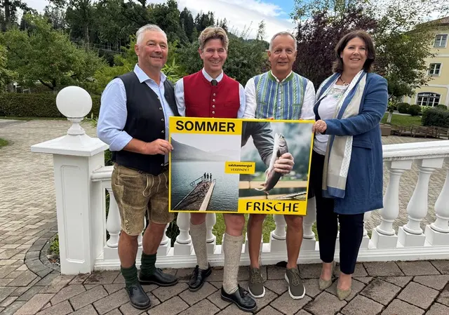 v.l.n.r.: Norbert Sperr (Aufsichtsrats-Vorsitzender Salzkammergut Tourismus-Marketing GmbH), Stefan Brandlehner (bestellter Geschäftsführer Tourismusverband Salzkammergut und Salzkammergut Tourismus-Marketing GmbH), Michael Spechtenhauser (Geschäftsführer Salzkammergut Tourismus-Marketing GmbH) und Daniela Kari-Ebner (stellvertretende Aufsichtsrats-Vorsitzende Salzkammergut Tourismus-Marketing GmbH und Vorsitzende Fuschlsee Tourismus GmbH). | Foto: Salzkammergut Tourismus Marketing GmbH