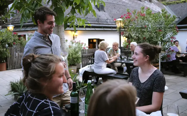 Laut Julia Kroiss geht die junge Generation immer seltener zu Buschenschänken und trinken weniger Wein aus Österreich. | Foto: Steve Haider