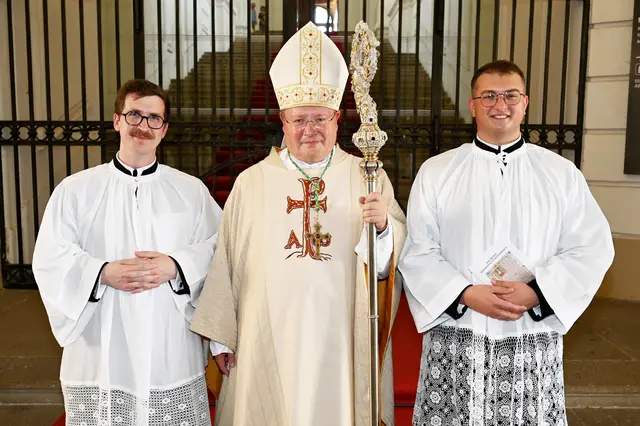 Anton Gliebe mit Propst Anton Höslinger und Jona Capobianco | Foto: Stift Klosterneuburg/W. Hanzmann