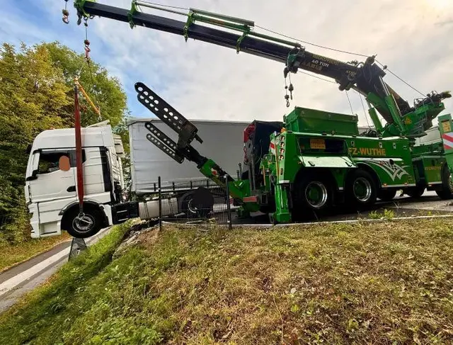Mithilfe eines Bergeunternehmens konnte der LKW wieder flott gemacht werden. | Foto: FF Söding