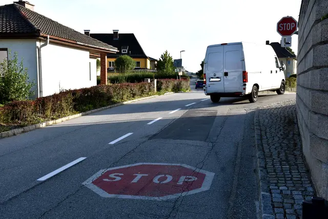 Stop bei der Affenzeller Kreuzung aus Richtung St. Georgen am Walde. Mit schmalem Gehweg als Verbindung zu den Gehsteigen Richtung Neudorf und Mönchdorf.  | Foto: Robert Zinterhof